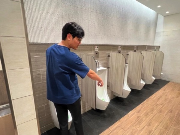 Vụ án 'hành động kỳ quặc trong nhà vệ sinh siêu thị'