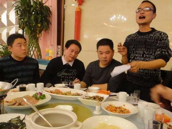 Gia cảnh khó khăn vẫn bóp bụng trả 12 triệu tiền ăn cho đồng nghiệp giàu, nửa năm sau người này xuất hiện cứu cả gia đình chúng tôi