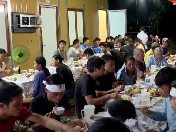 Bữa cơm chung đầu tiền của người dân Làng Nủ sau trận lũ quét kinh hoàng: Họ động viên nhau nén đau thương, xây dựng cuộc sống mới