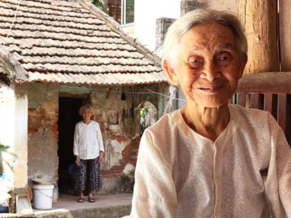 Cụ bà sống một mình trong căn nhà cổ 80 năm tuổi ở Hà Nội, khiến cư dân trên cao nhìn xuống 'chỉ biết ước' vì điều này!
