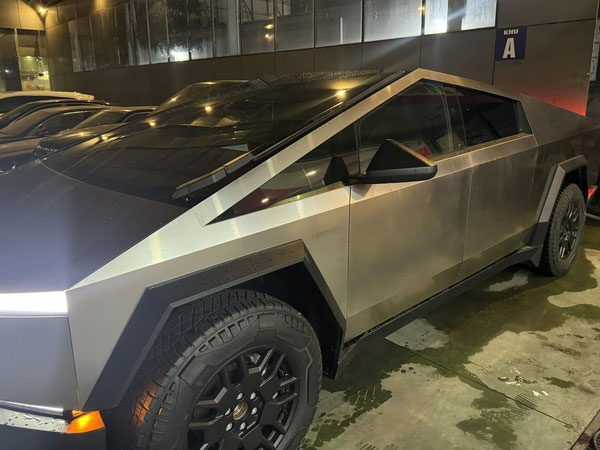 Bắt trọn Tesla Cybertruck đầu tiên lăn bánh trên đường phố Việt Nam: Lập tức gây tranh cãi về thiết kế, nhưng biển số là thứ đáng quan tâm