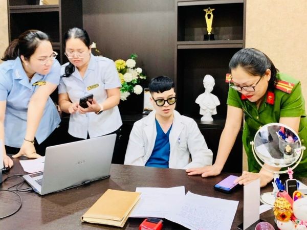 Chuyển hồ sơ vụ 'bác sĩ' tốt nghiệp ngành văn hóa đi khám, chữa bệnh sang Công an