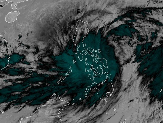 Toàn Philippines bị vùng mây bão Trami che lấp: Vào Biển Đông có tăng cấp cuồng phong?