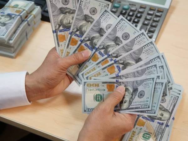Giá USD ngân hàng và tự do cùng tăng nóng
