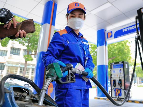 Giá xăng ngày mai sẽ giảm tiếp?