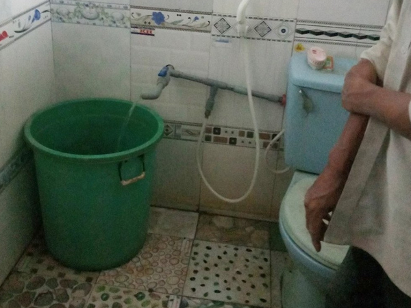 Xác cô gái úp mặt vào xô nước tố tội ác người tình cũ