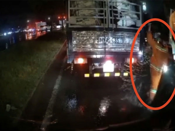 Xin nhường đường không được, nhân viên xe vận chuyển rác thải cầm ống tuýp đập gương chiếu hậu taxi