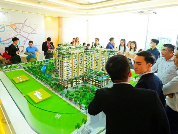 Môi giới bất động sản bỏ nghề giờ ồ ạt quay lại thị trường, ngày ngày mặc vest tiếp khách VIP, lái ô tô đi tìm cơ hội kiếm tiền 'to'