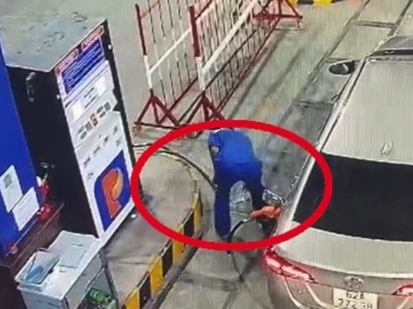 Vụ tài xế đổ xăng ném tiền qua cửa kính: Công an mời nhân viên bán xăng lên làm việc