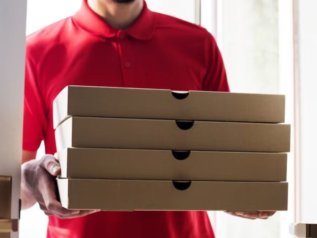 Cảnh sát đột kích nhà hàng bán pizza kèm... ma túy