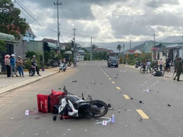 Hai xe máy lao vun vút, đối đầu nhau, 2 người tử vong