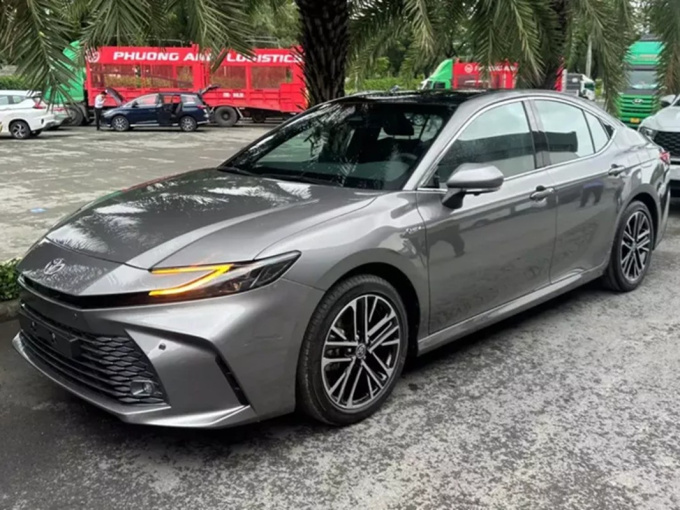 Toyota Camry 2025 'bằng xương, bằng thịt' đầu tiên về Việt Nam