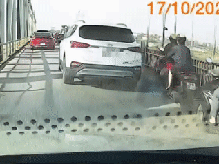 Nóng trên đường: Ngán ngẩm với 'tư duy xe máy' của nhiều tài xế ô tô