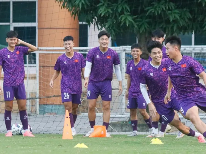 HLV Cristiano Roland loại 3 cầu thủ trước trận đấu với U17 Kyrgyzstan