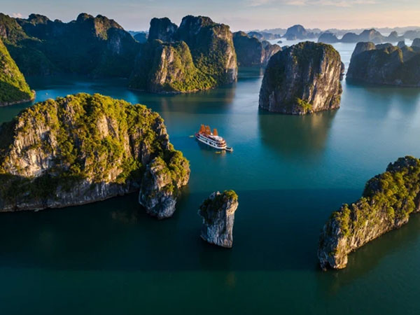 Giới tỷ phú sẽ thích thú với quyết định này của tỉnh sở hữu vịnh biển đẹp nhất thế giới ở Việt Nam