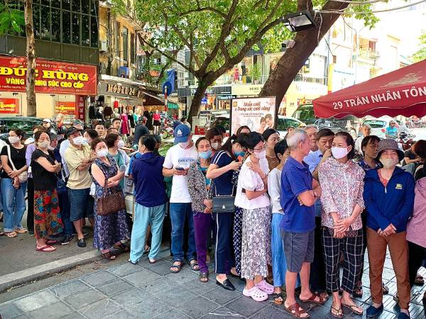Xếp hàng dài chầu chực cả ngày chờ tiệm vàng mở cửa bất thình lình