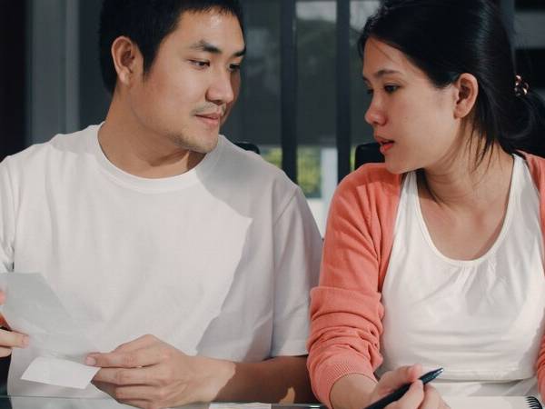 Anh rể khoe lương 40 triệu/tháng, tôi lẳng lặng đặt lên bàn cuốn sổ chi chít chữ, anh ấy mở ra xem rồi mặt mày tái mét