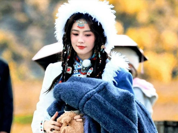 Mỹ nhân du mục đẹp nhất Trung Quốc hiện tại: Nhan sắc nữ thần thảo nguyên làm người xem 'đứng hình'