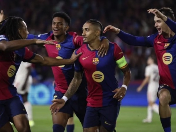 Rafinha tỏa sáng với hat-trick, Barcelona đè bẹp Bayern Munich