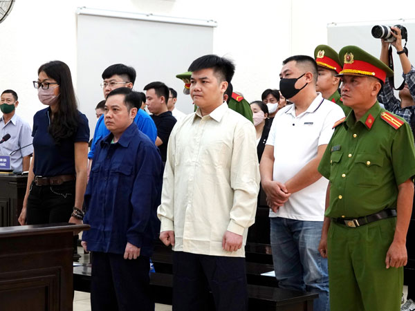 Xét xử vụ cháy karaoke An Phú khiến 32 người chết: Người thân bật khóc, chủ cơ sở liên tục nói 'không biết'