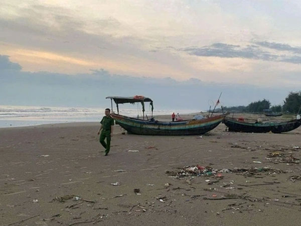 Phát hiện thi thể 2 nam sinh lớp 8 trên bờ biển