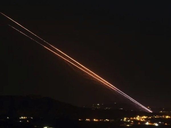 Hezbollah bắn 80 tên lửa tấn công Israel