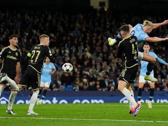 Pep Guardiola ca ngợi tuyệt phẩm của Erling Haaland là không tưởng