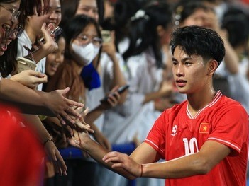 Cảnh tượng 'lạ kỳ' vây quanh dàn sao tuyển trẻ Việt Nam và mối lo cho AFF Cup của HLV Kim Sang-sik