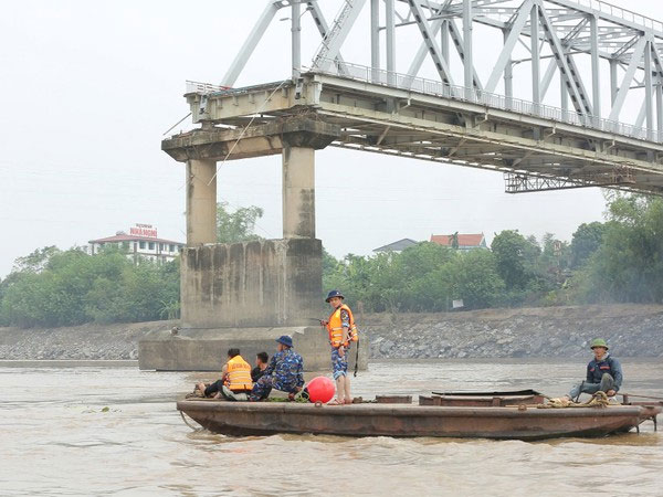 Dừng tìm kiếm nạn nhân mất tích cầu Phong Châu