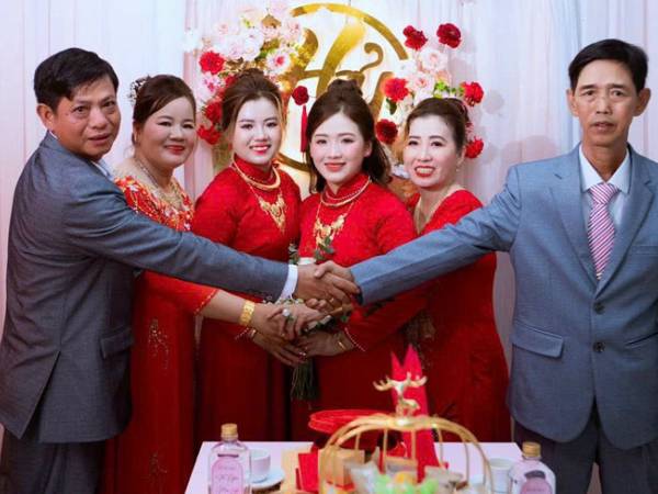 Con gái cưới người đồng giới, bố đẻ làm một việc khiến con khóc nấc