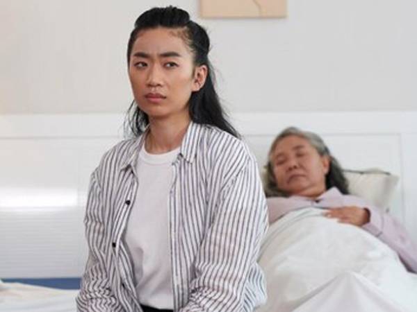 Mẹ nằm viện cả tháng, đồng nghiệp công ty tôi không ai đến thăm