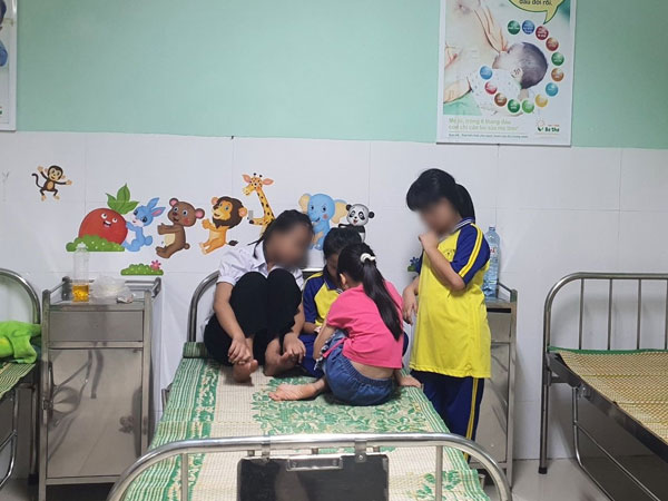 15 học sinh tiểu học nhập viện sau khi ăn sữa chua tại trường
