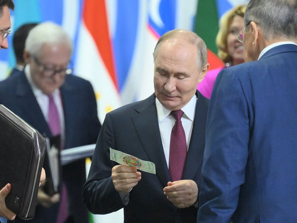 Ông Putin xuất hiện tại hội nghị BRICS với tờ tiền lạ trên tay: Sự thật tin đồn về đồng tiền thay thế USD