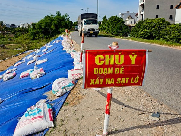 Hà Nội: Xuất hiện 3 điểm sụt lún đê Yên Nghĩa, quận Hà Đông dựng rào chắn đường