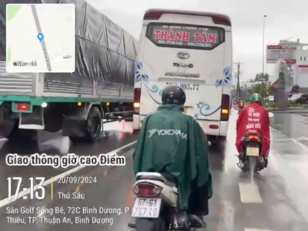 CLIP: Xe khách cố tình lấn làn, cản trở người đi xe máy ở Bình Dương