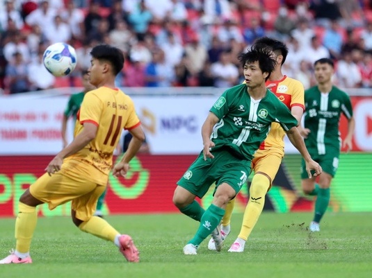 Sau cái xoa đầu của HLV Kim Sang-sik, Công Phượng có bị 'bắt chết' bởi cựu tiền vệ tài ba của ĐTVN?