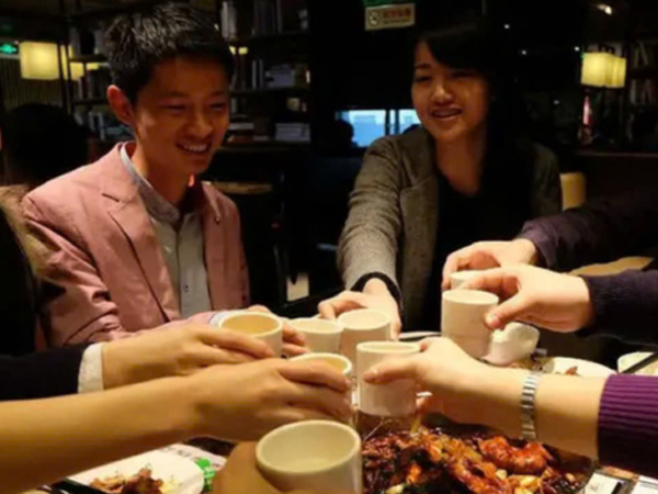 Đi họp lớp bị coi thường vì lương 10 triệu/tháng: Một năm sau, tôi chỉ đăng 1 thứ lên mạng khiến anh ta phải xin lỗi