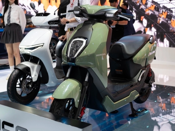 'Honda Lead chạy điện' chính thức ra mắt, chốt lịch bán tại Việt Nam: Xe máy điện nội địa có lo lắng?