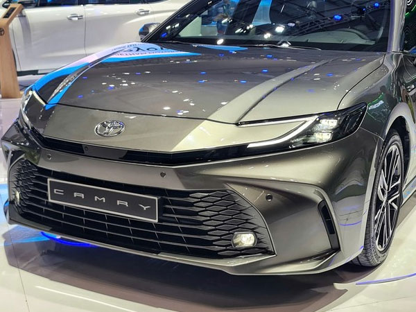 Toyota Camry mới có giá cao nhất 1,53 tỷ đồng