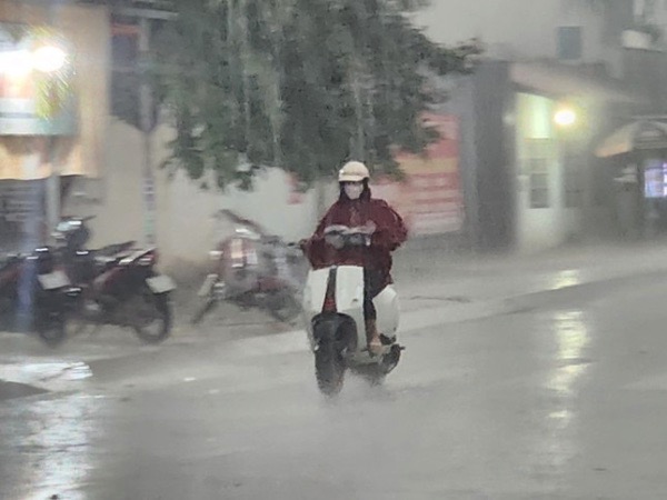 Ảnh hưởng bão Trà Mi, TPHCM mưa rất lớn, mây đen bao phủ