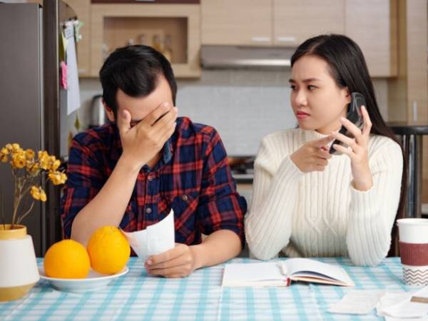 Nhường chồng quản lý tiền bạc, chưa được một tháng, anh đã chuyển lại 5 triệu, méo mặt than không còn tiền mua dao cạo râu
