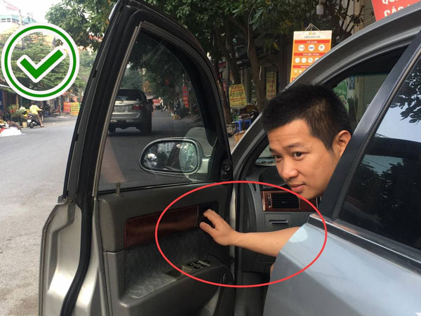 Vì sao chuyên gia lái xe luôn khuyên nên mở cửa ô tô bằng tay nghịch?