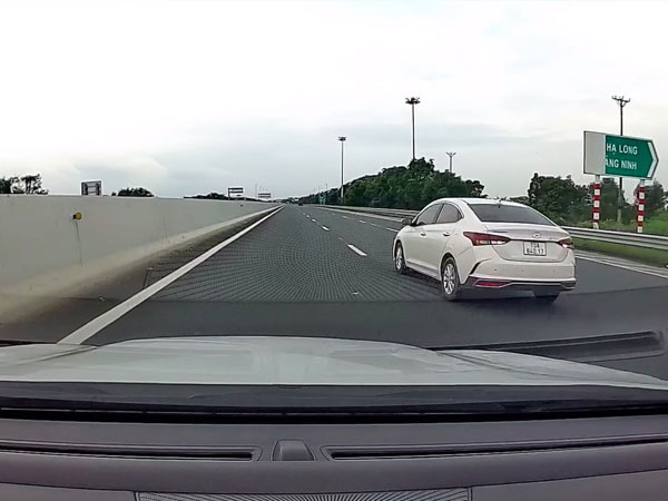 Đi lùi ở cao tốc bị trừ hết 12 điểm trên giấy phép lái xe, mức phạt có quá nặng?