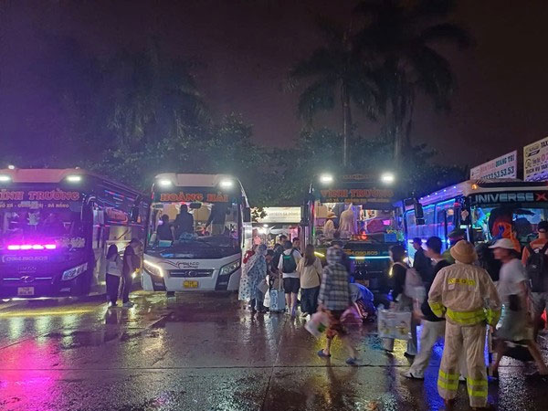 Đang đi tàu hỏa, hơn 300 hành khách bất ngờ được 'bốc' sang ô tô