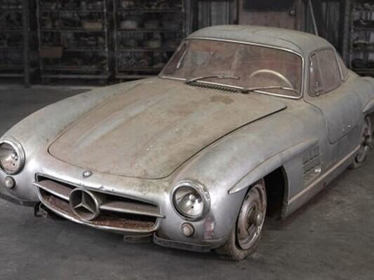 'Đống sắt vụn' Mercedes-Benz 300 SL cũ nát có giá tới 150 tỷ