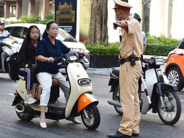 Hà Nội: Nhiều phụ huynh vẫn chủ quan không đội mũ bảo hiểm cho con em khi đi xe máy