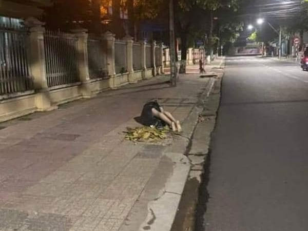 Bức ảnh chụp bên đường trong đêm khiến tất cả mọi người đều lạnh sống lưng