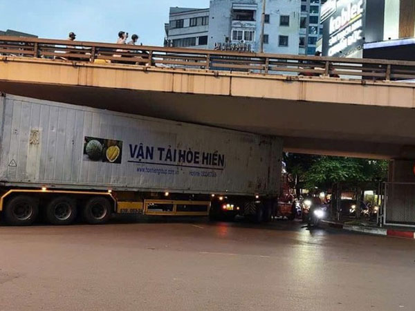 Đi theo Google map, tài xế xe container mắc kẹt dưới gầm cầu vượt Ngã Tư Sở