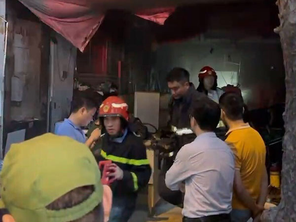 Cháy cửa hàng nội thất ở Hà Nội, cột khói đen bốc cao