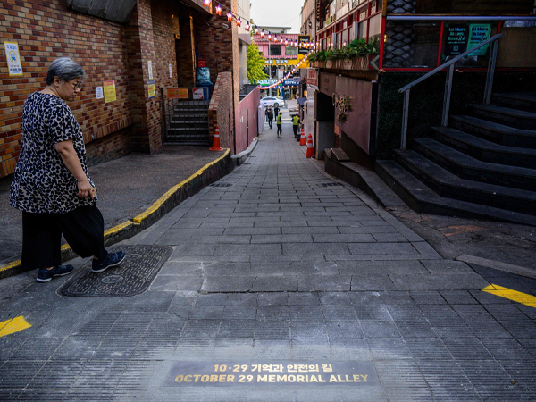 Hình ảnh hiện tại của con hẻm Itaewon 2 năm sau thảm họa: Vẫn chất chồng những bi kịch
